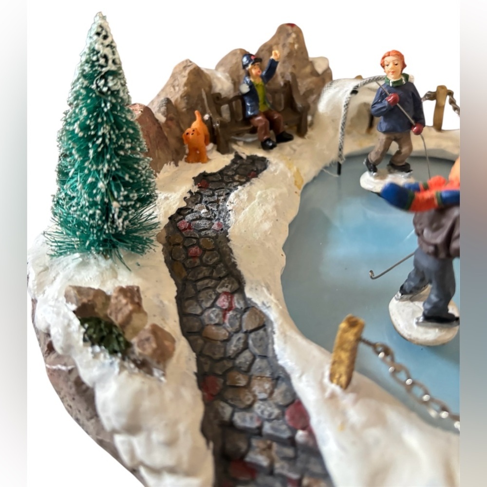 hockey music pond in original box
figurines (4) with music. - Picture 3 of 8